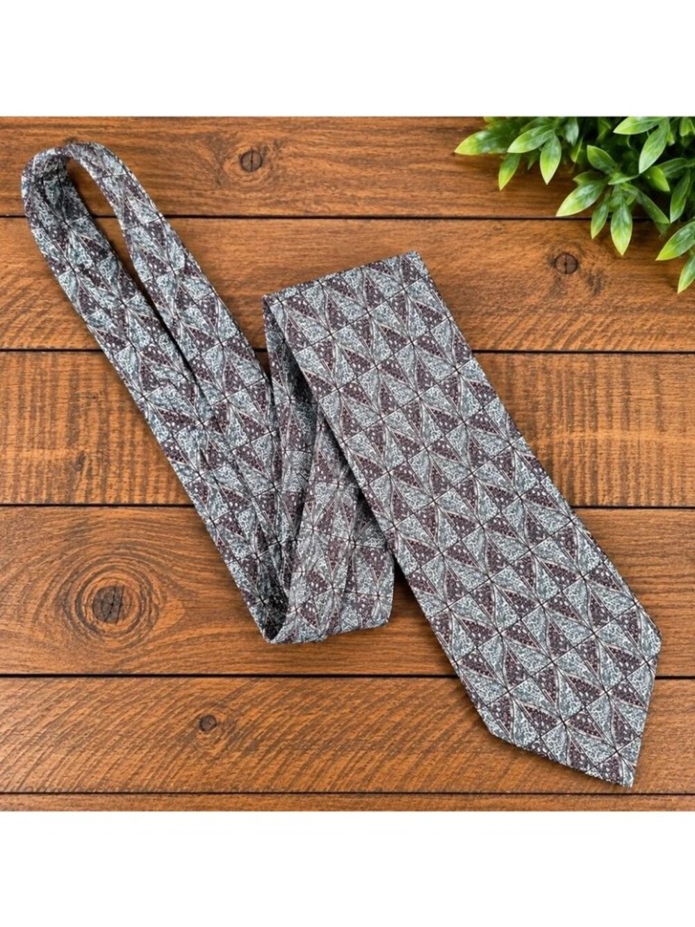 Claiborne Men’s 100% Silk Tie Gray Burgundy Geometric Made in USA Necktie